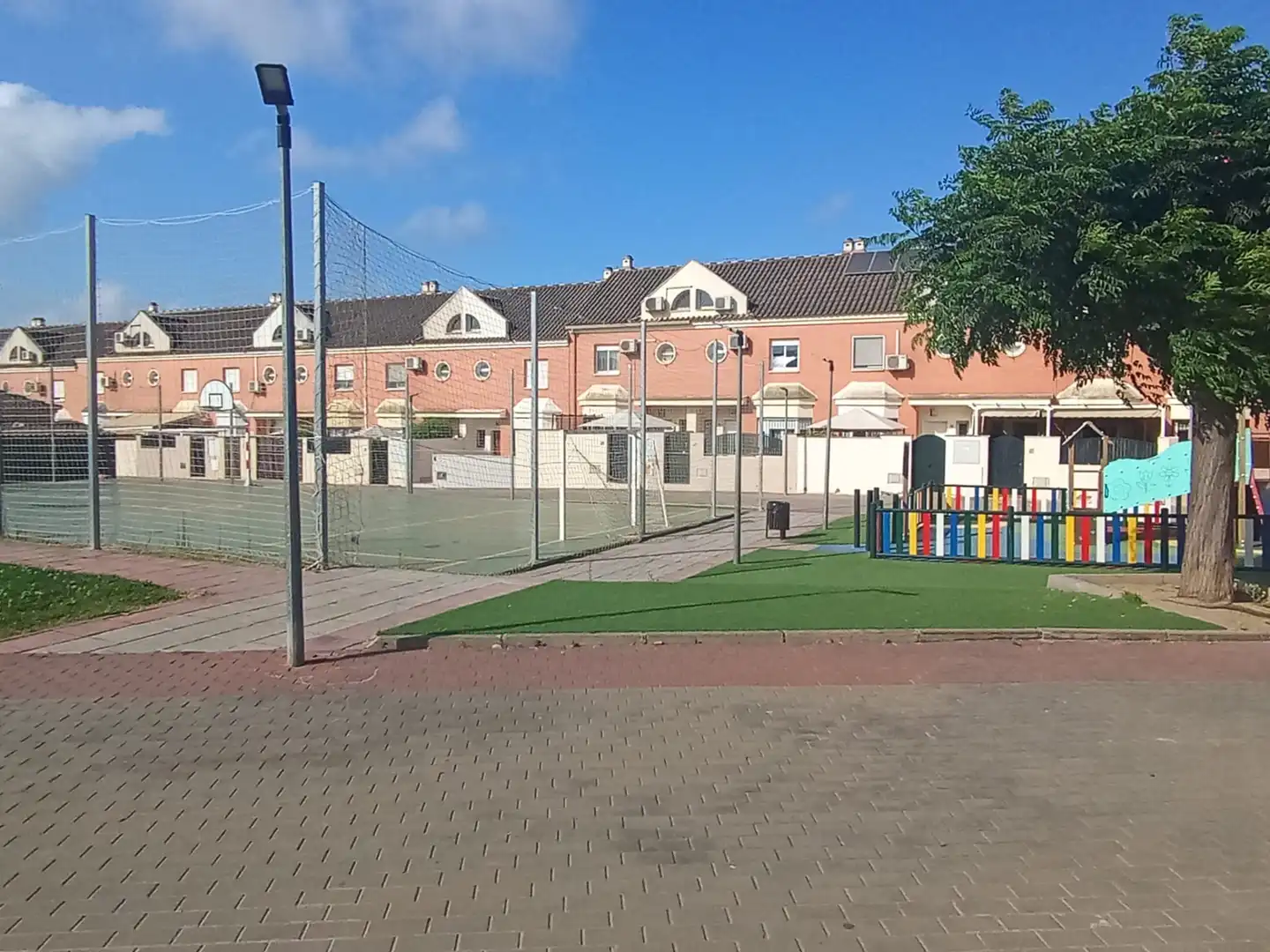 Vista exterior de Casa adosada en venta en Coria del Río con Trastero, Amueblado y Piscina comunitaria