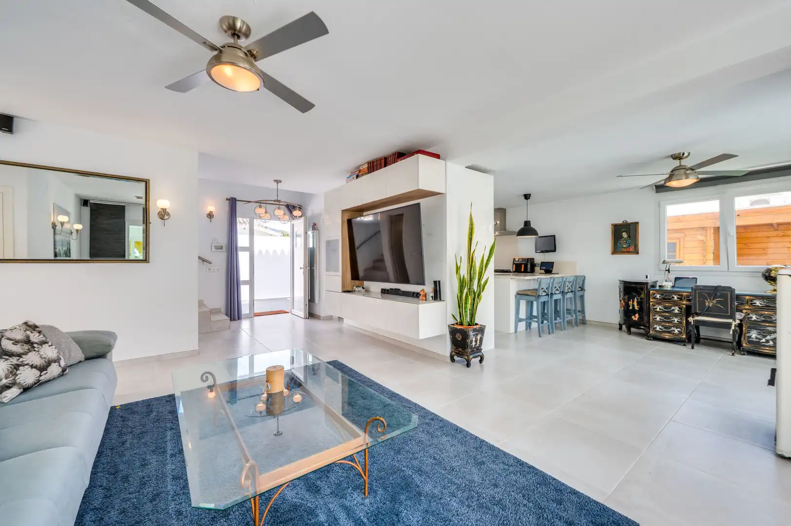 Living room of Houses for sale in Estepona  with Air Conditioner, Private garden and Terrace