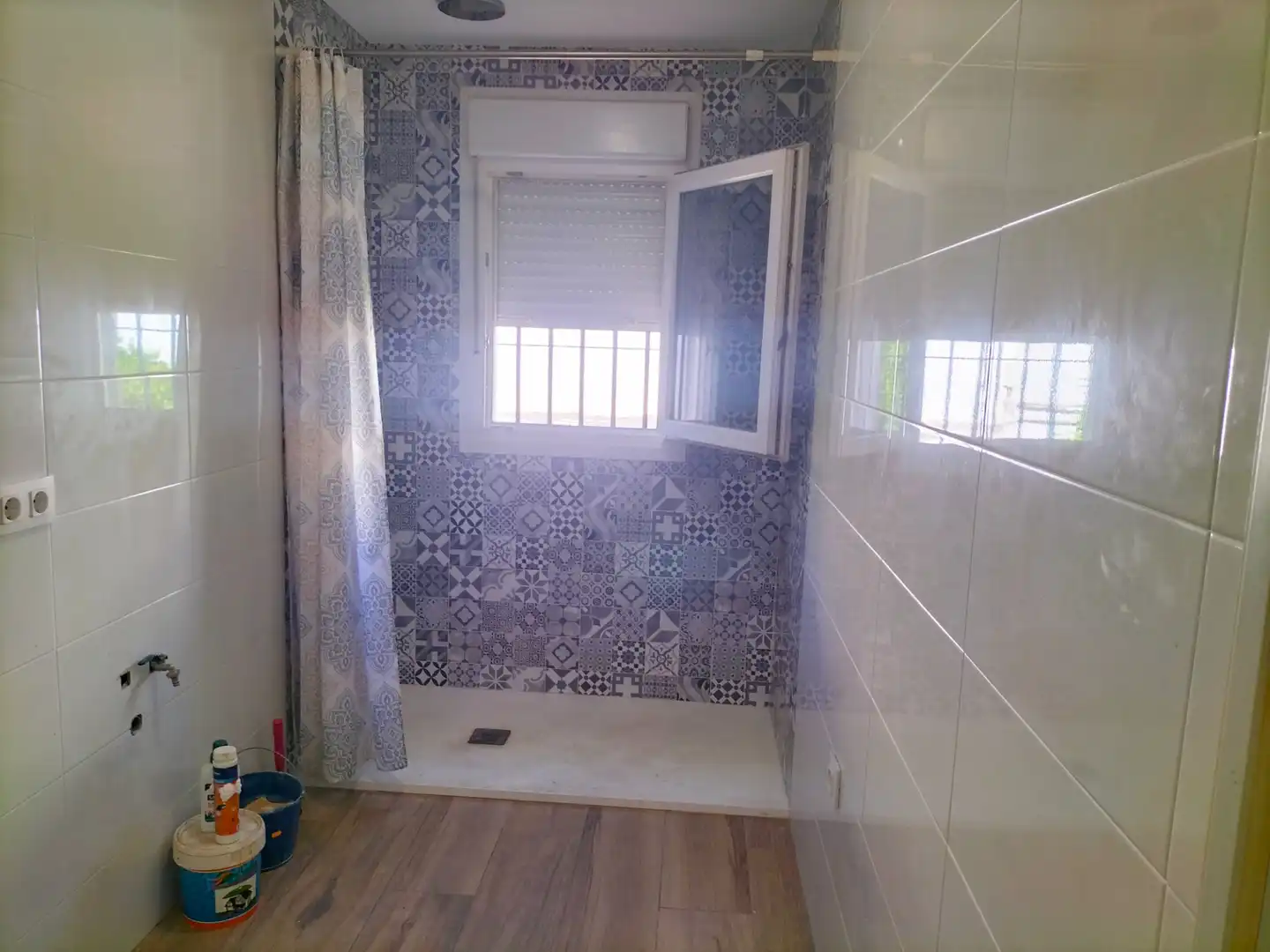 Baño de Casa adosada en venta en Sanlúcar la Mayor con Aire acondicionado