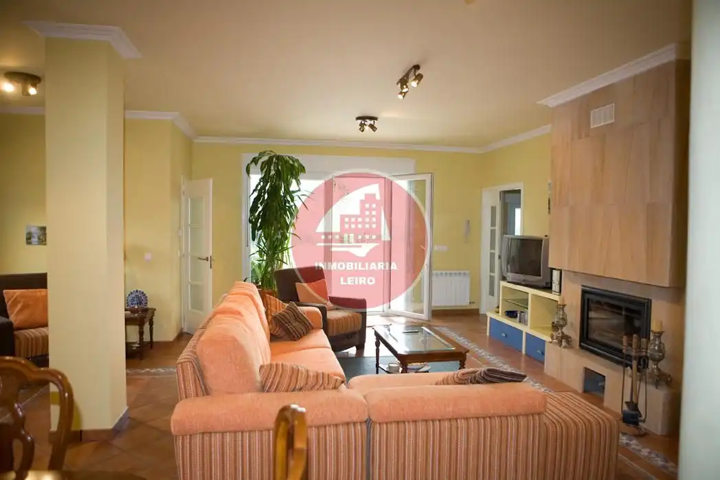 Sala d'estar de Casa o xalet en venda en Pontevedra Capital  amb Jardí privat, Terrassa i Moblat