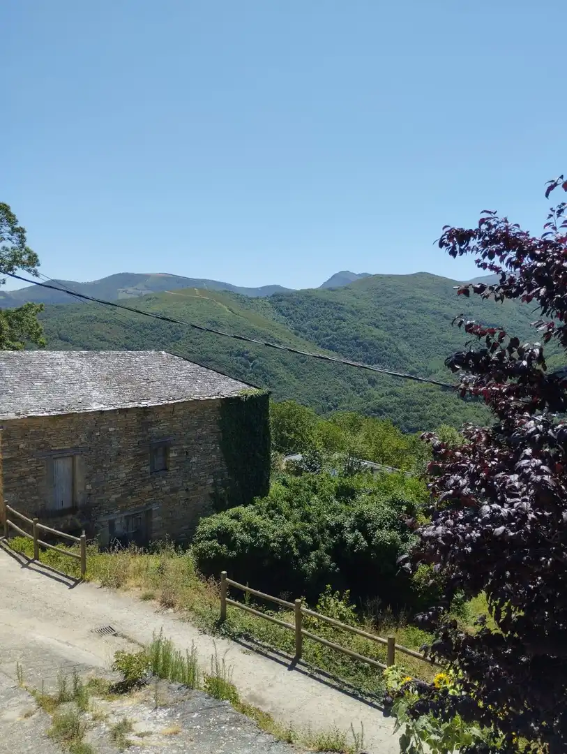 Außenansicht von Haus oder Chalet zum Verkauf in Vega de Valcarce mit Privatgarten und Möbliert