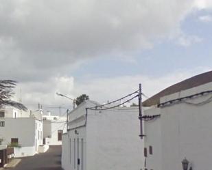 Vista exterior de Casa o xalet en venda en Teguise amb Jardí privat i Piscina comunitària