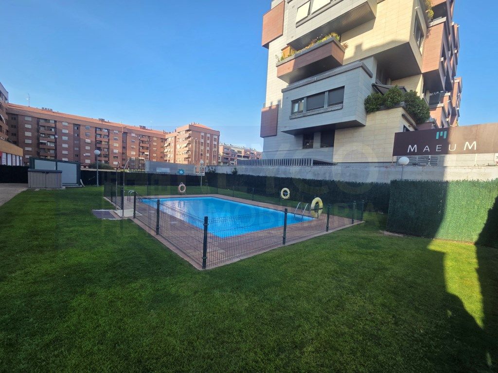 Piscina de Apartament en venda en  Logroño amb Piscina