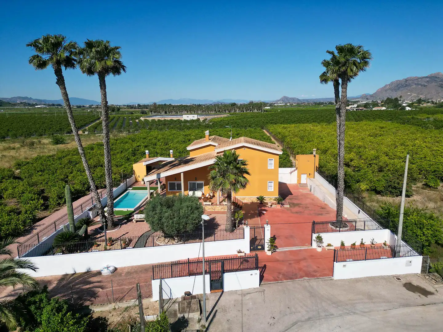 Vista exterior de Casa o xalet en venda en Orihuela amb Aire condicionat, Jardí privat i Terrassa