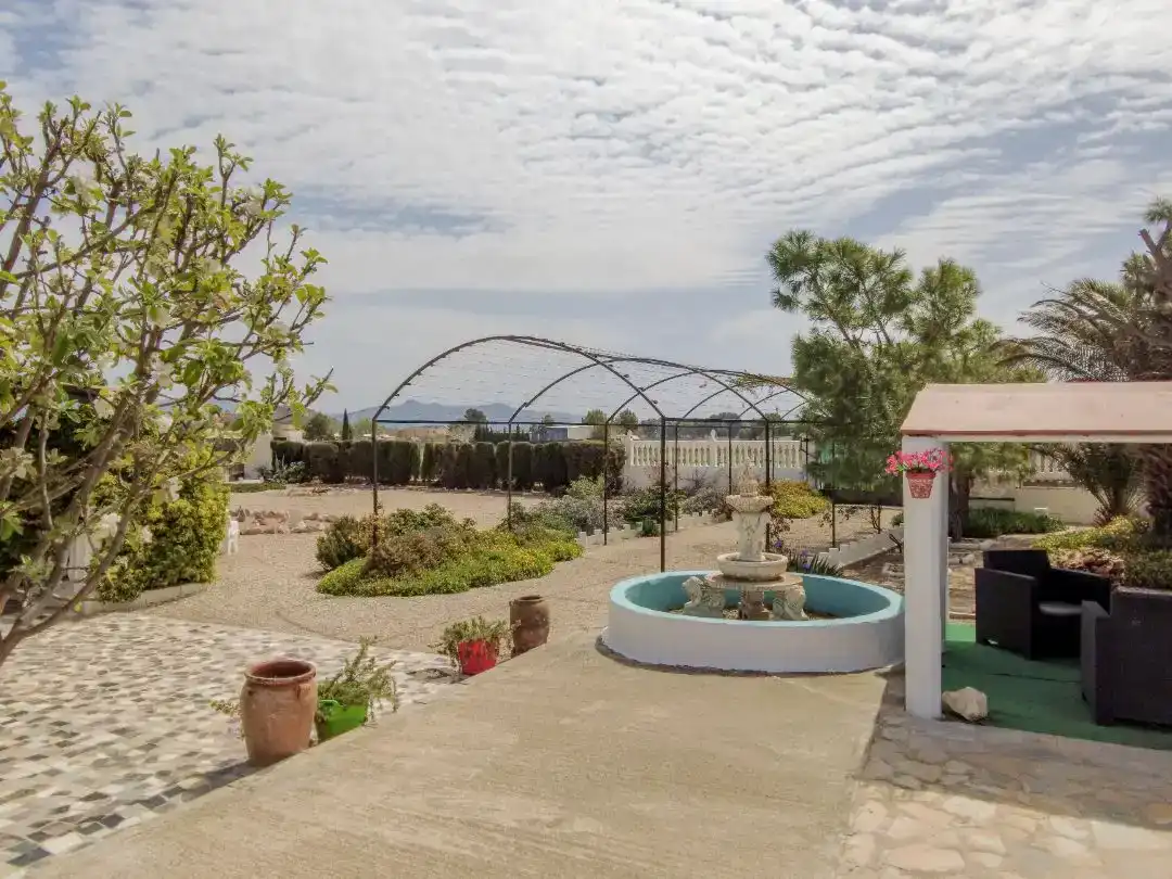 Jardí de Finca rústica en venda en Villena amb Piscina