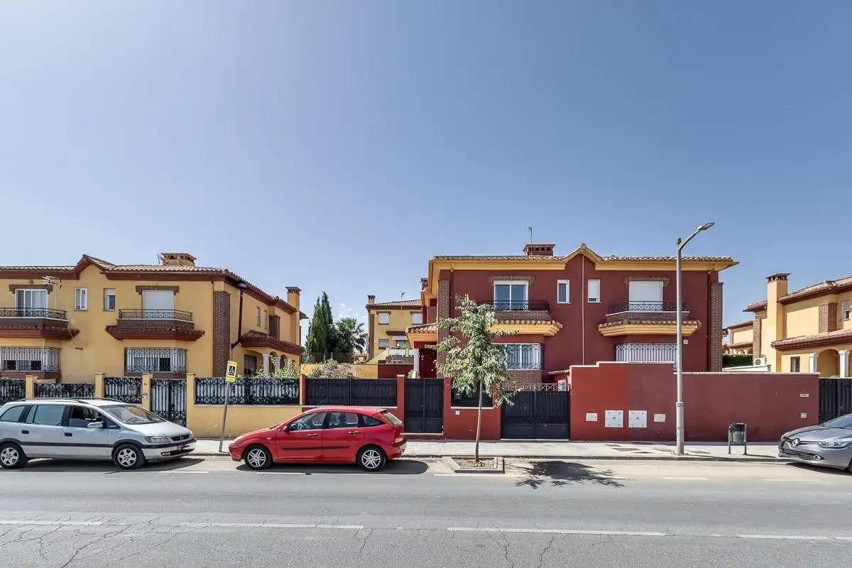 Vista exterior de Casa adosada en venda en Alhendín amb Aire condicionat, Calefacció i Jardí privat