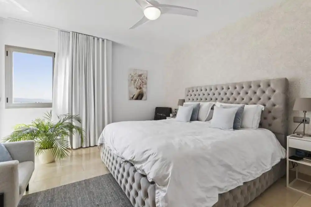 Schlafzimmer von Einfamilien-Reihenhaus zur Miete in Benahavís mit Klimaanlage, Privatgarten und Terrasse