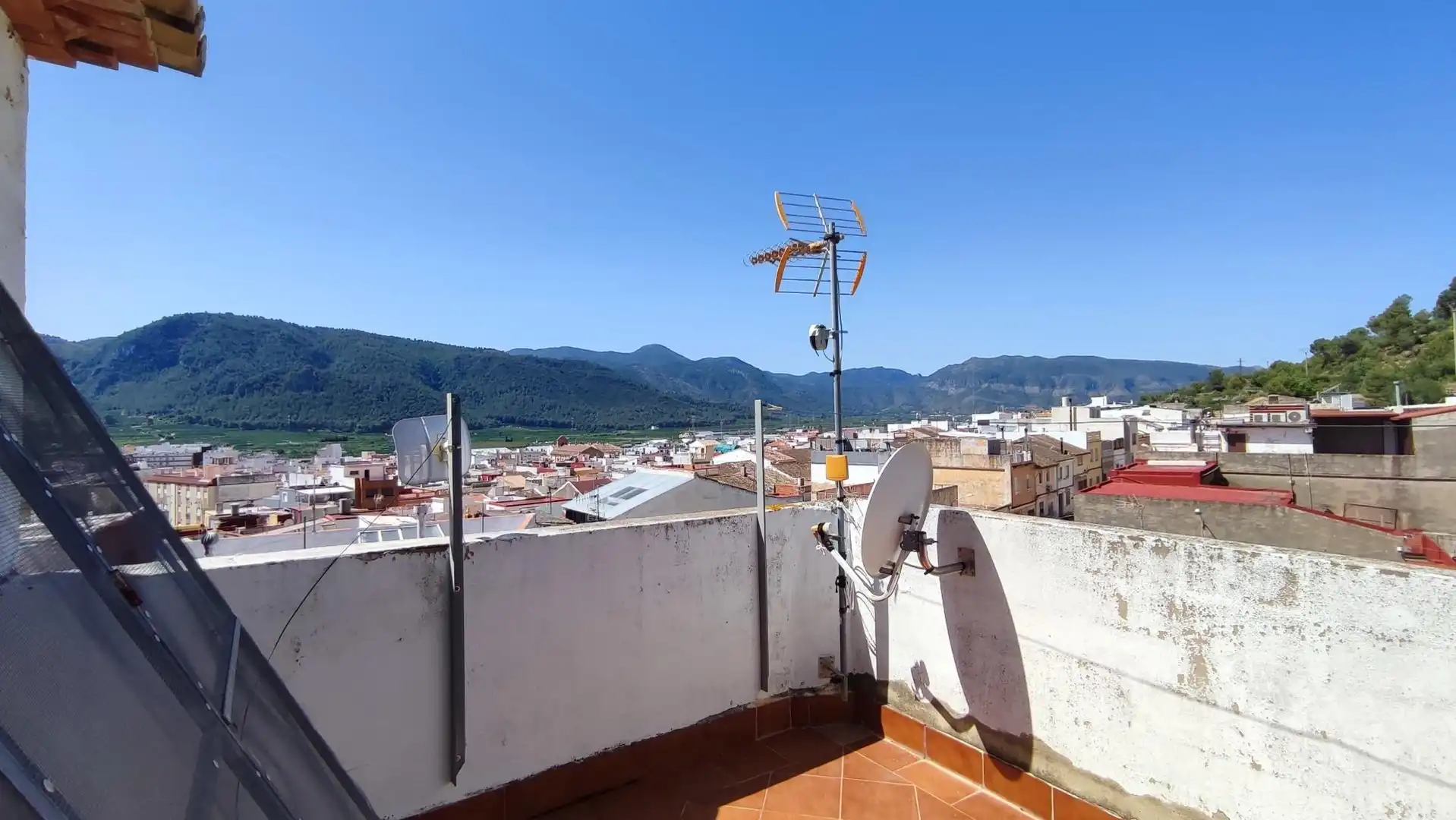 Vista exterior de Casa o xalet en venda en Tavernes de la Valldigna amb Aire condicionat, Terrassa i Traster