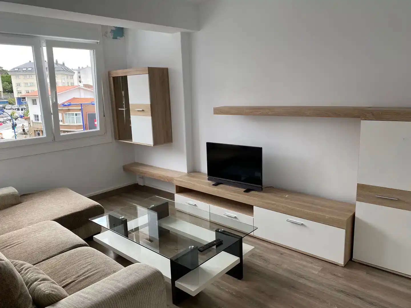 Living room of Flat for share in Culleredo  with Parquet flooring, Furnished and Balcony