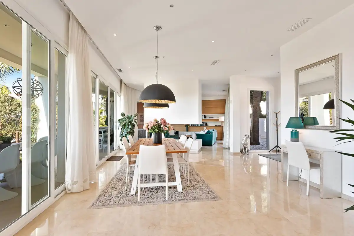 Sala d'estar de Casa o xalet en venda en Marbella amb Aire condicionat, Calefacció i Jardí privat