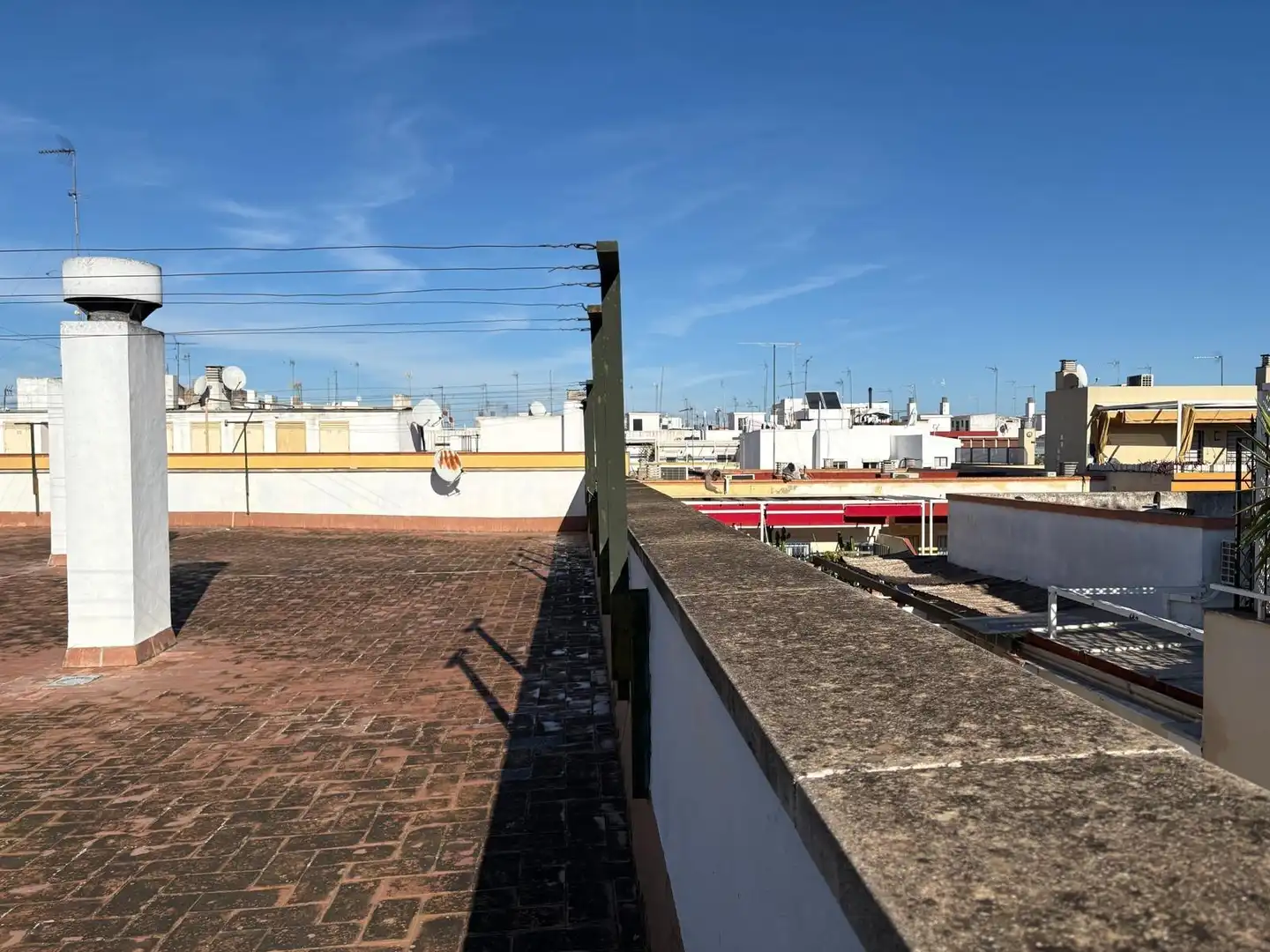 Exterior view of Flat for sale in Sevilla  with Air Conditioner, Terrace and Storage room