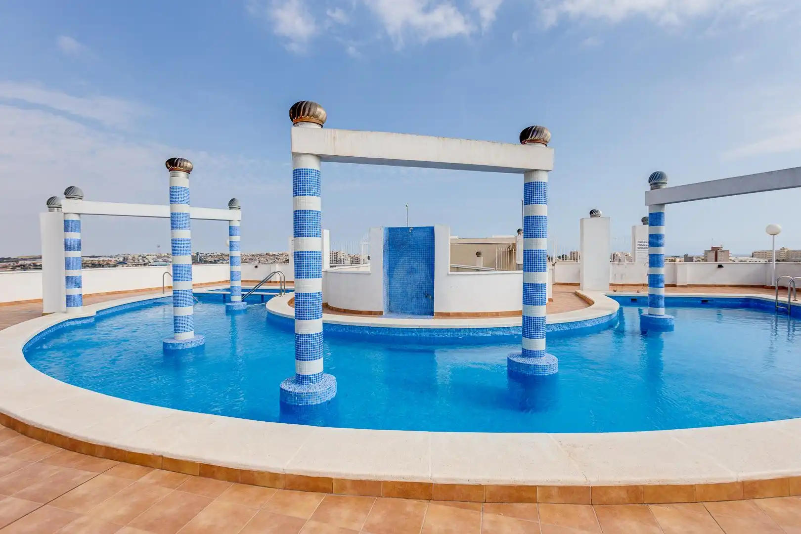 Piscina de Apartamento en venta en Torrevieja con Terraza, Amueblado y Piscina comunitaria