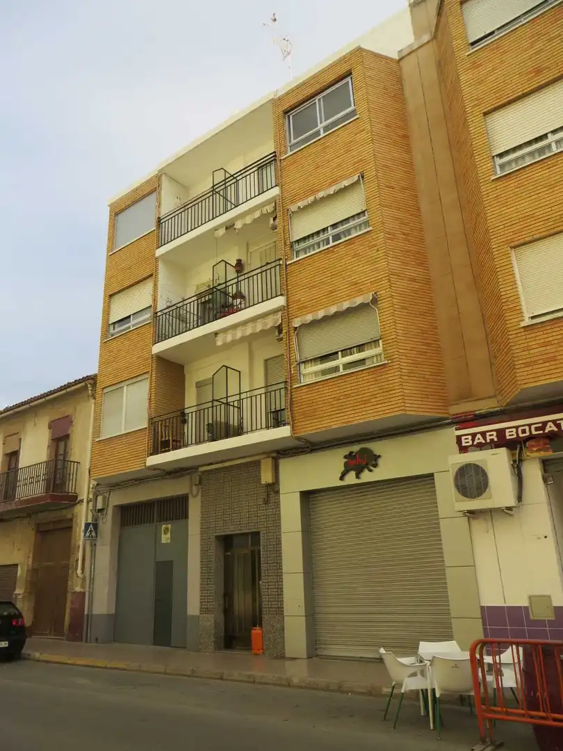 Vista exterior de Piso en venta en Rafelbuñol / Rafelbunyol