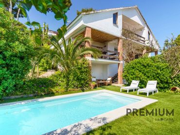 Casa amb piscina en venda a Montmar