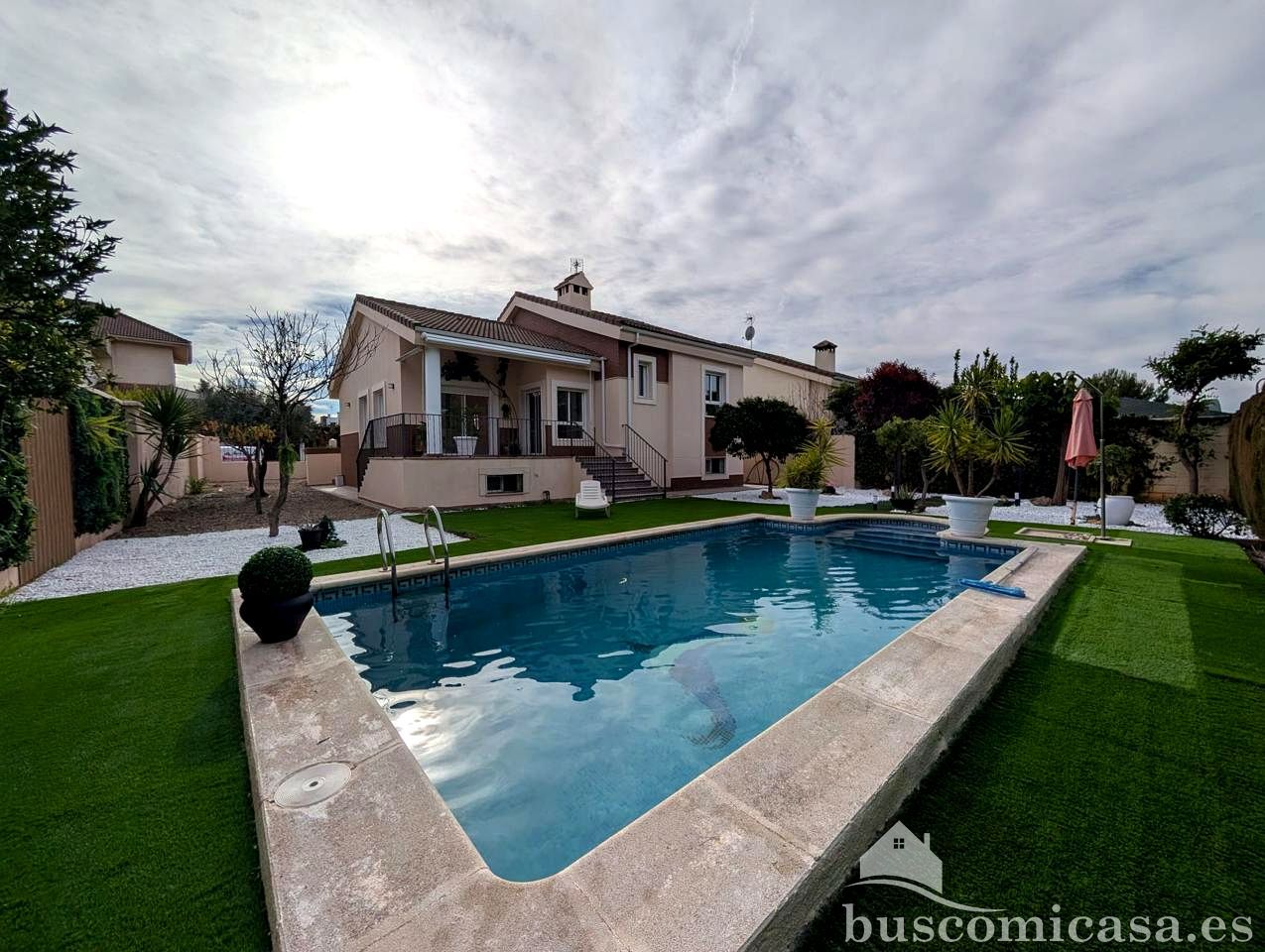 Piscina de Casa o chalet en venta en Linares con Jardín privado, Trastero y Piscina