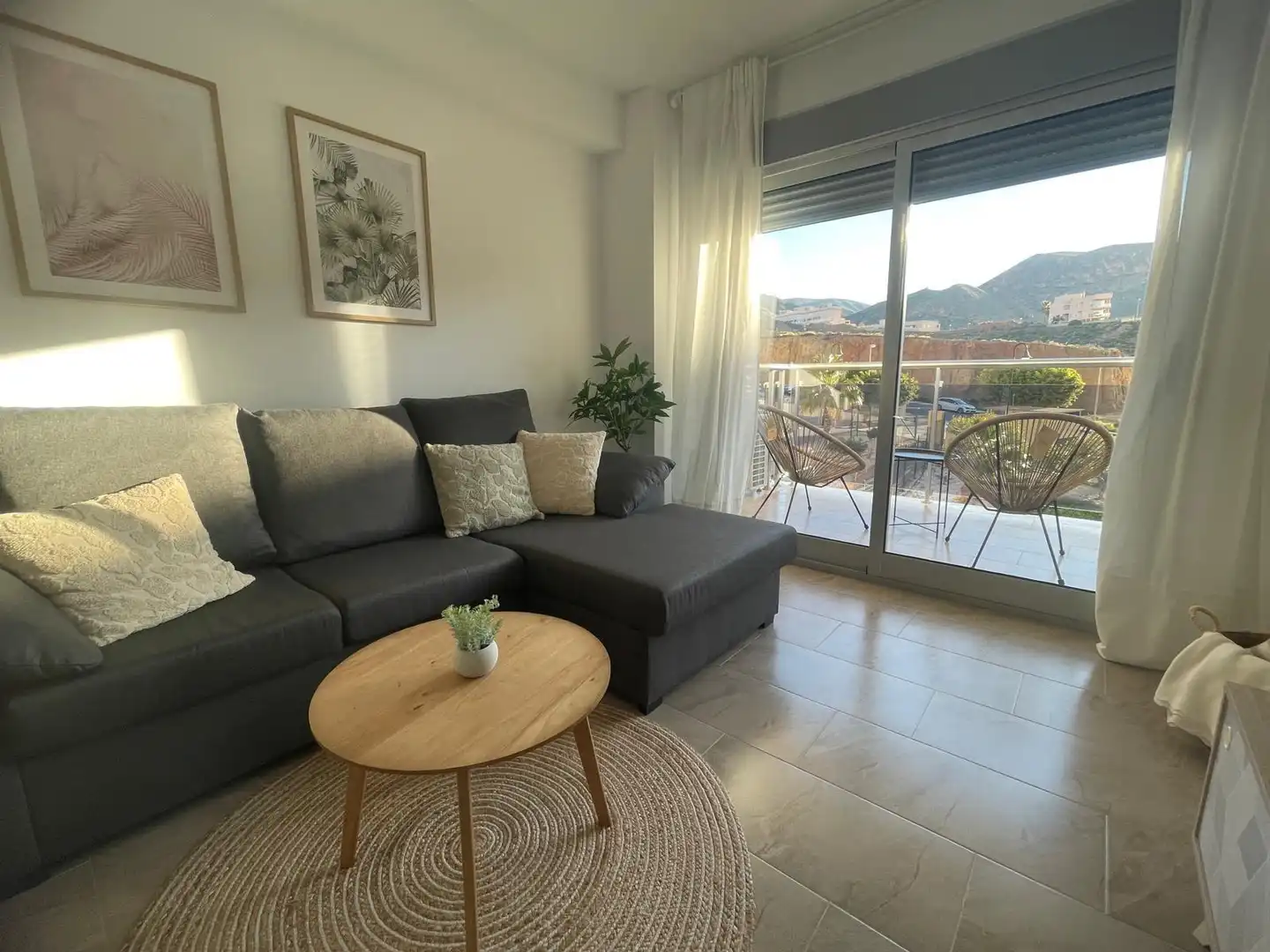 Sala d'estar de Pis en venda en Roquetas de Mar amb Aire condicionat, Terrassa i Moblat