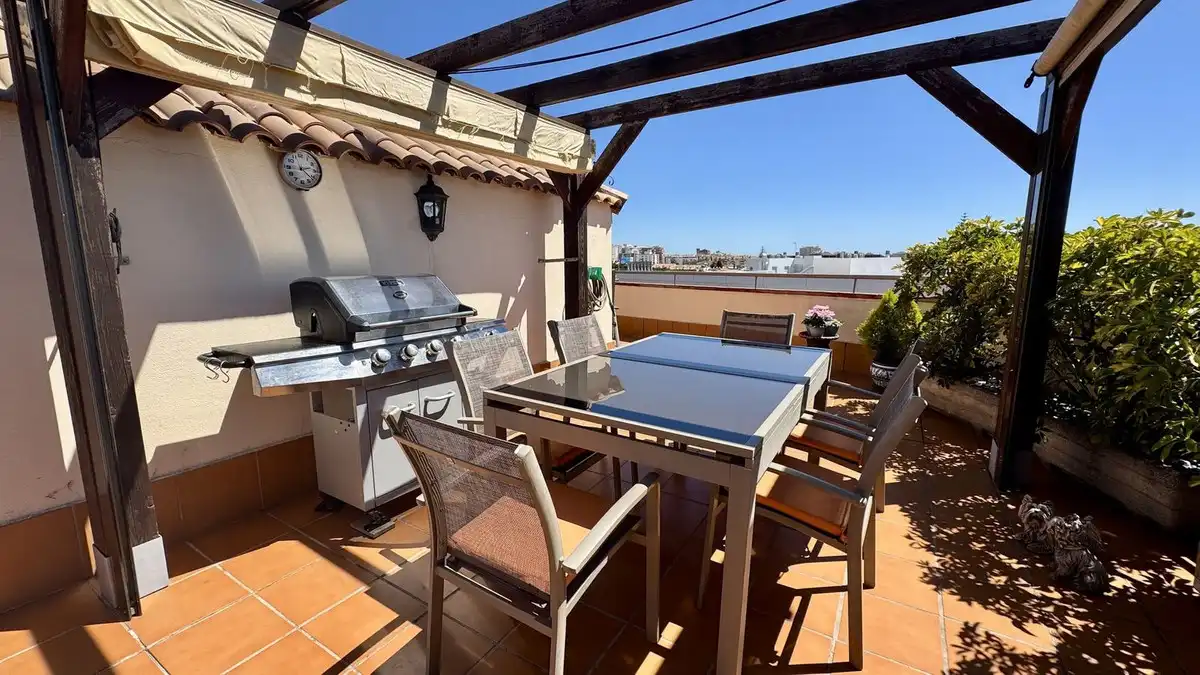 Terraza de Ático en venta en Fuengirola con Aire acondicionado, Amueblado y Piscina comunitaria