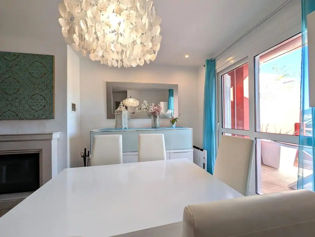 Comedor de Casa adosada de alquiler en La Línea de la Concepción con Aire acondicionado, Calefacción y Jardín privado