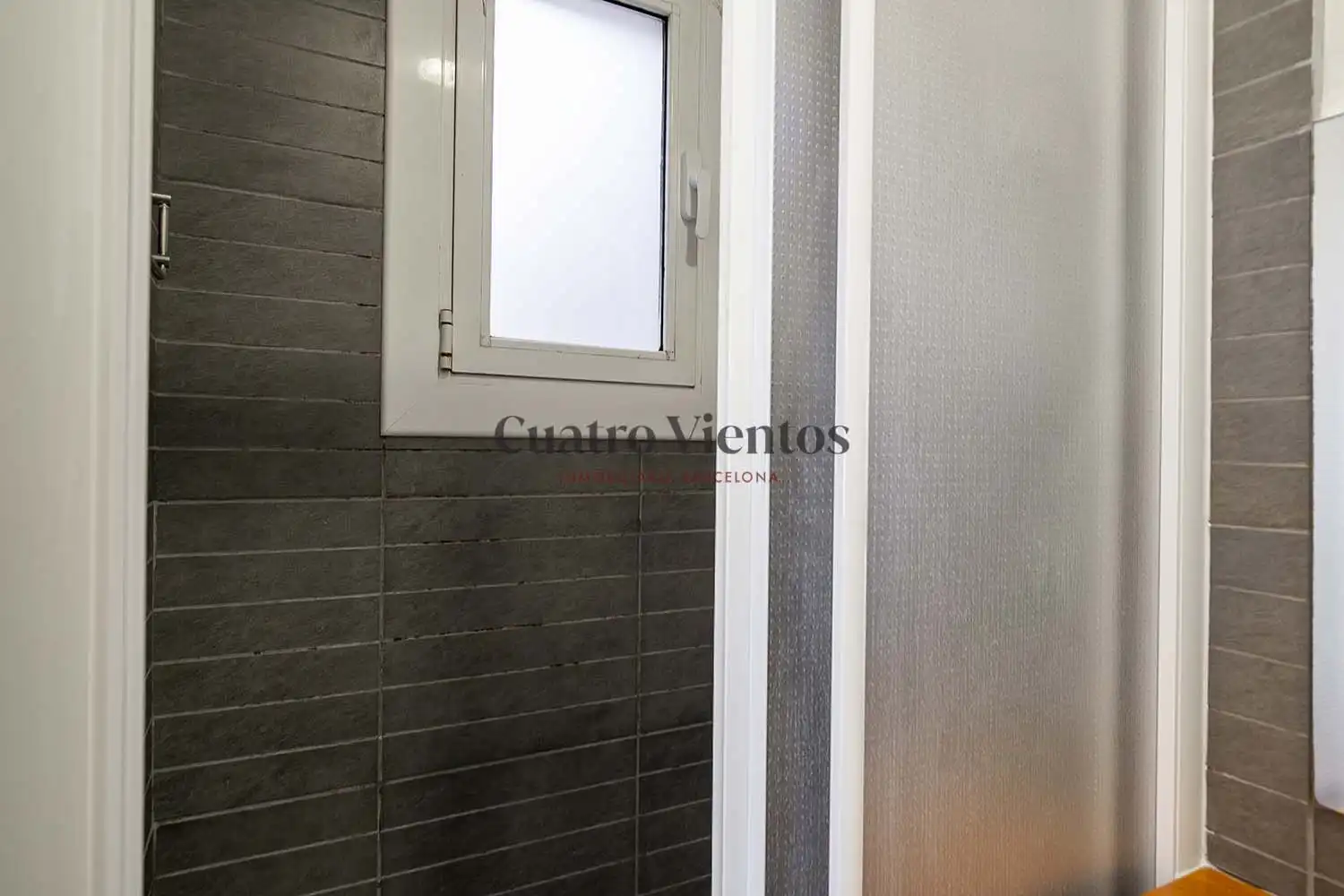 Badezimmer von Dachboden zur Miete in Barcelona mit Klimaanlage, Heizung und Parkett
