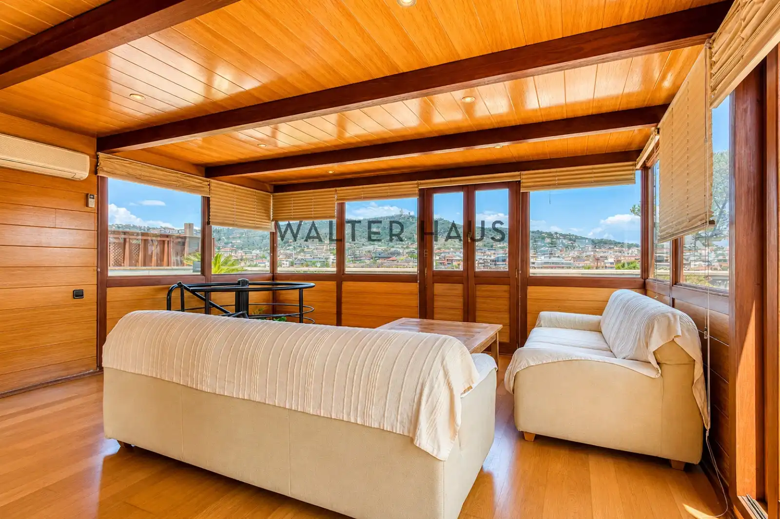 Wohnzimmer von Dachboden zum Verkauf in Barcelona mit Klimaanlage, Heizung und Parkett