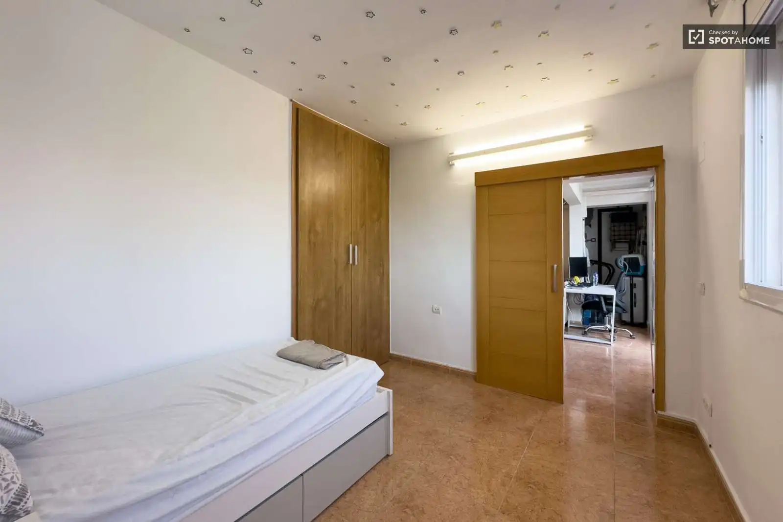 Room in La Verneda