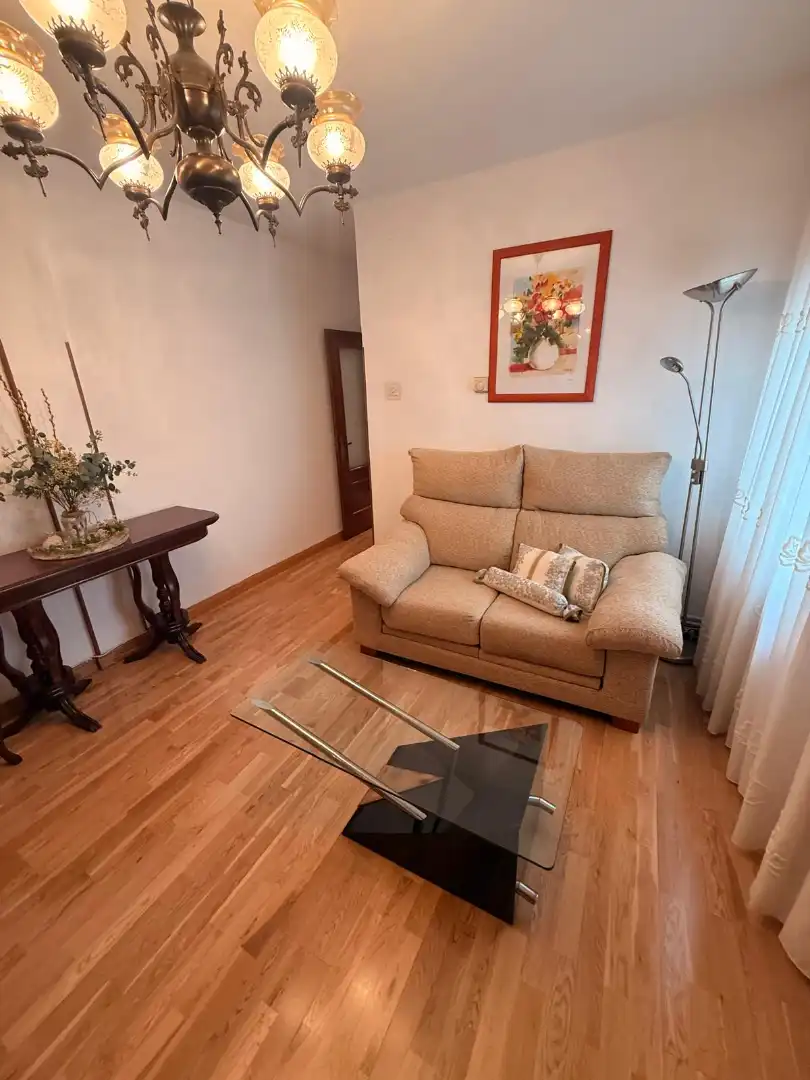Sala d'estar de Pis en venda en Oviedo  amb Calefacció, Terrassa i Traster