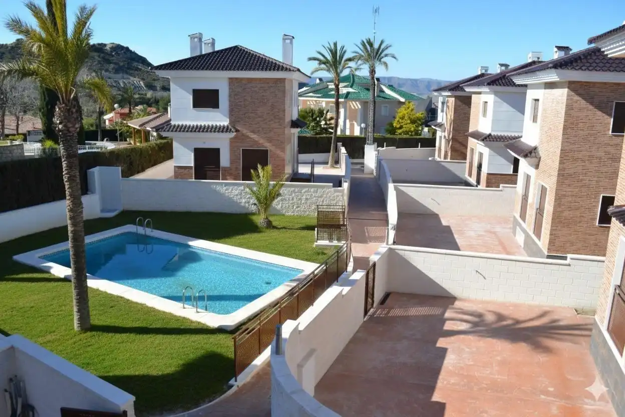 Chalet con terraza en venta en Petrer