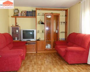 Sala d'estar de Finca rústica en venda en Ávila Capital amb Aire condicionat, Terrassa i Piscina