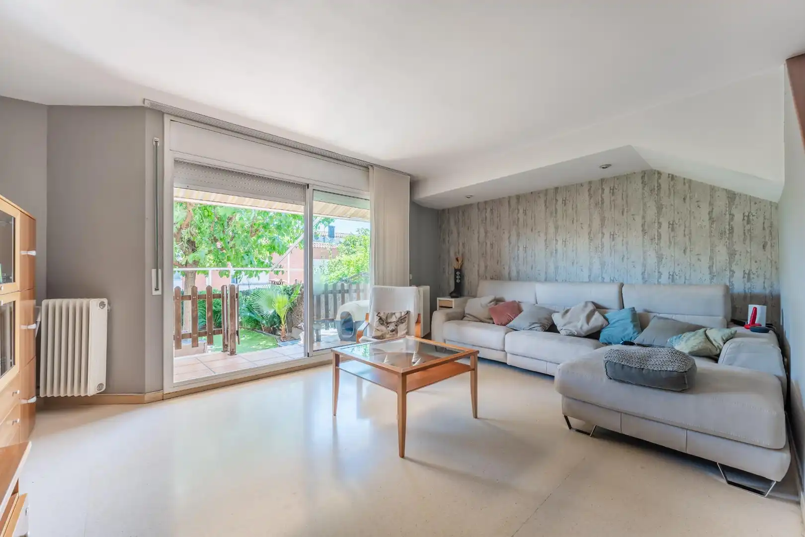 Sala d'estar de Casa adosada en venda en Parets del Vallès amb Calefacció, Jardí privat i Parquet
