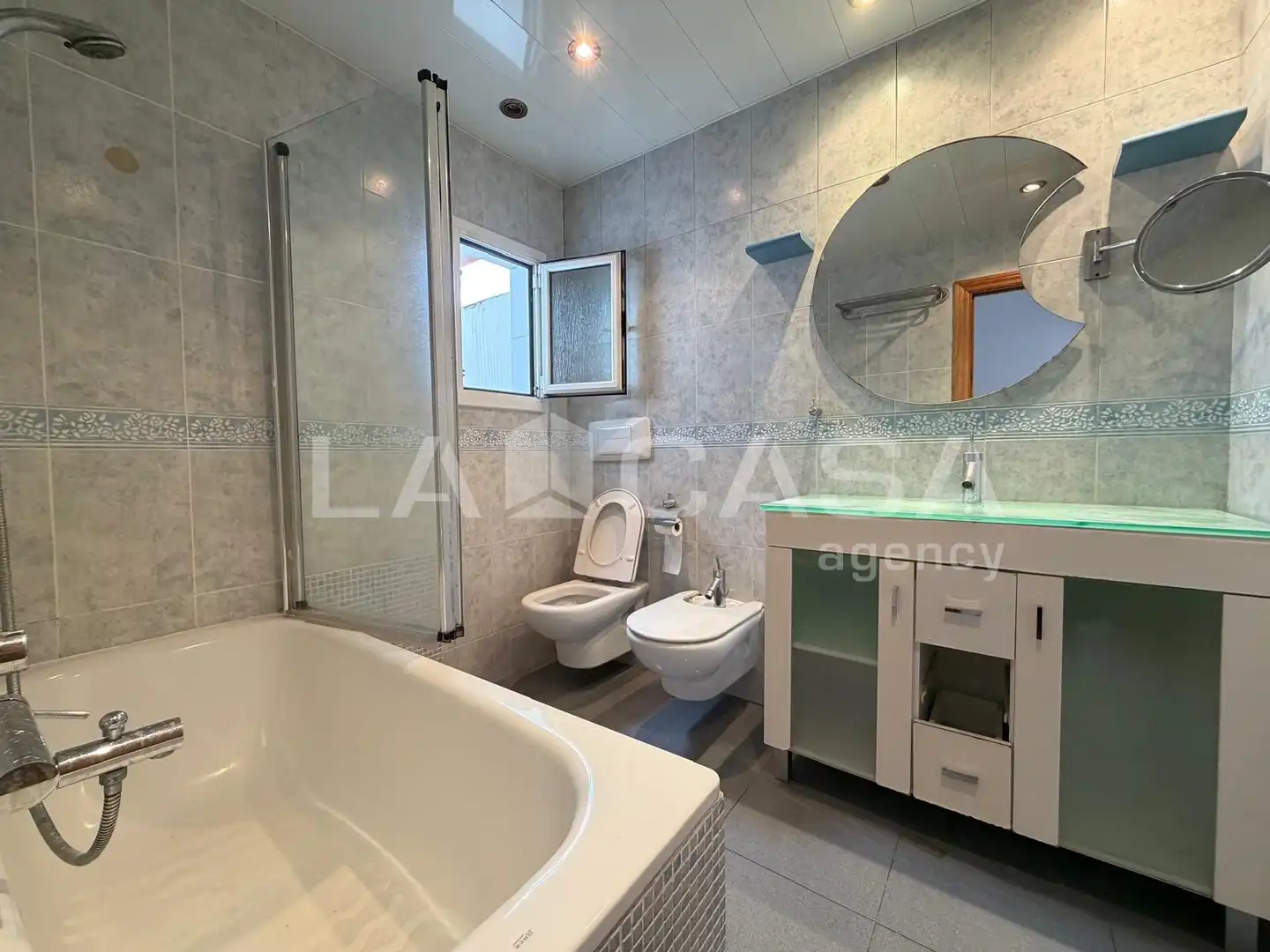 Badezimmer von Dachboden zum Verkauf in Centre