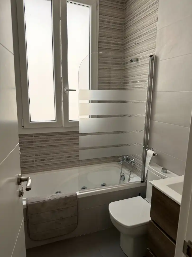 Badezimmer von Wohnung zur Miete in Madrid mit Klimaanlage, Heizung und Möbliert