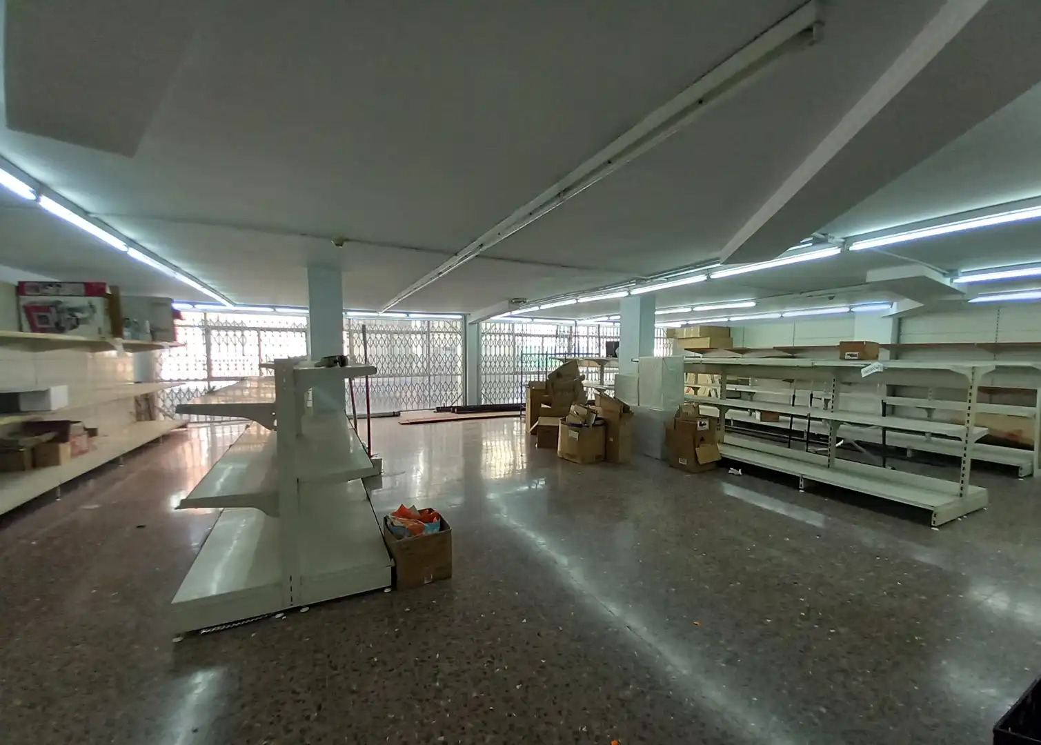 Local de alquiler en L'Hospitalet de Llobregat con Parquet