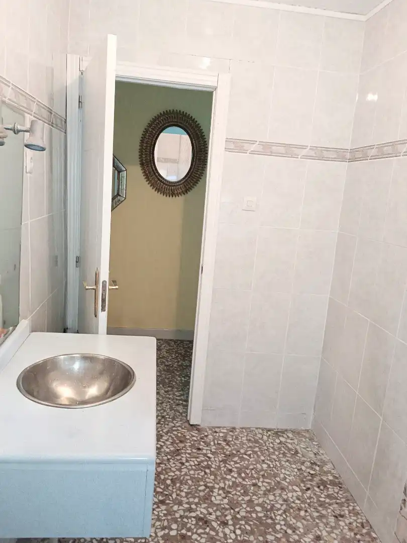 Bany de Casa o xalet en venda en Illana amb Jardí privat, Terrassa i Piscina