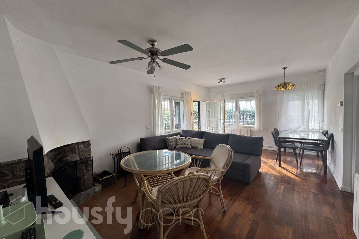 Sala d'estar de Casa o xalet de lloguer en Robledo de Chavela amb Calefacció, Jardí privat i Parquet