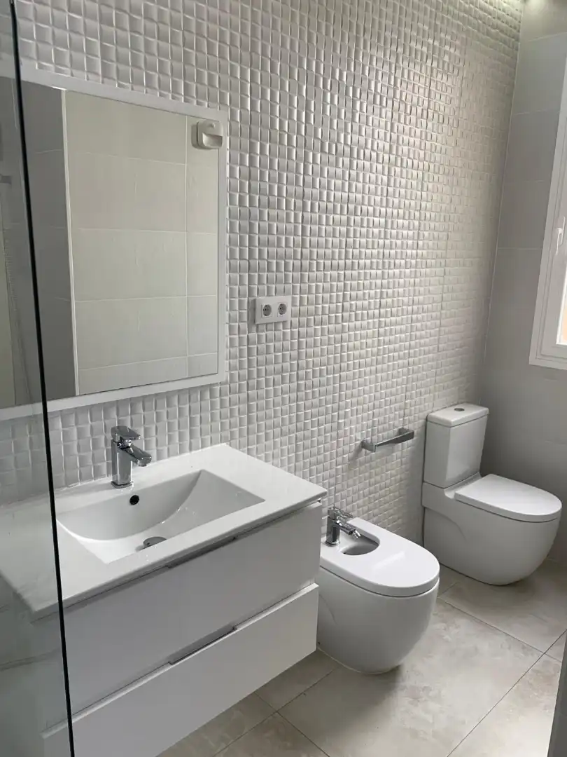 Bathroom of Attic for rent in Madrid  with Air Conditioner, Heating and Parquet flooring