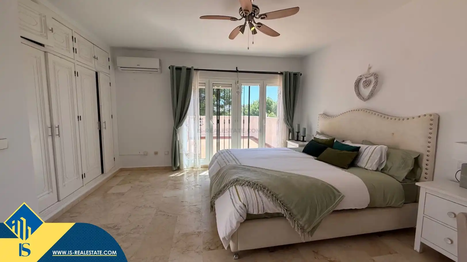 Dormitori de Casa o xalet en venda en Orihuela amb Jardí privat, Terrassa i Moblat