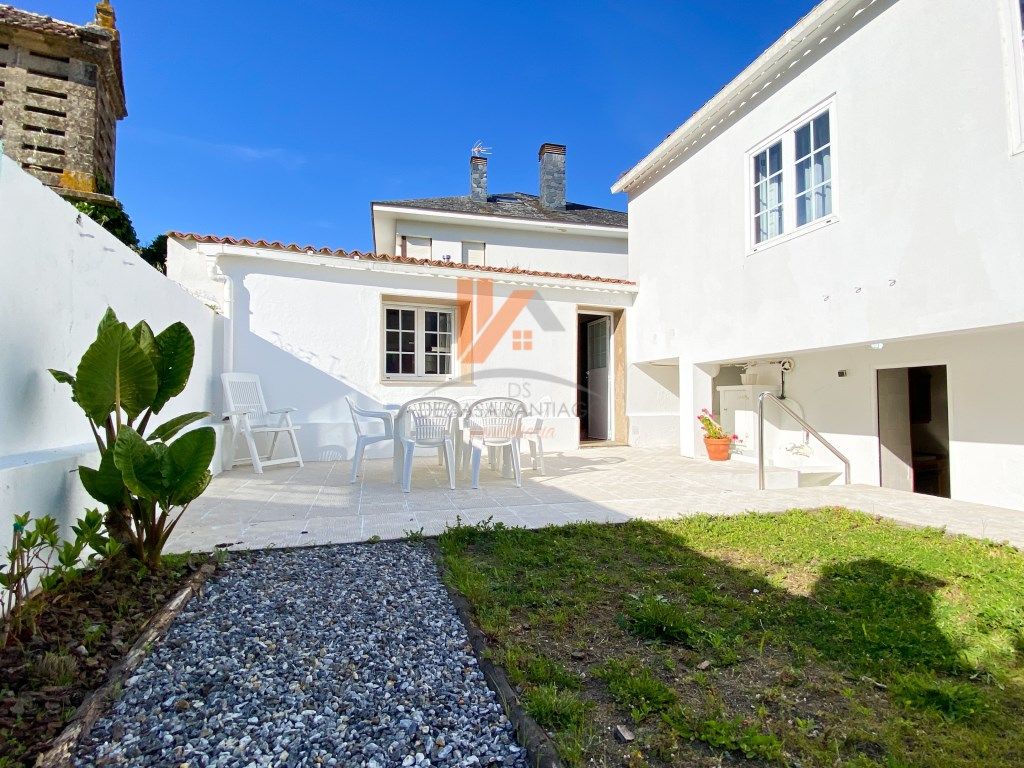 Vista exterior de Casa o xalet en venda en Ribeira amb Jardí privat i Forn