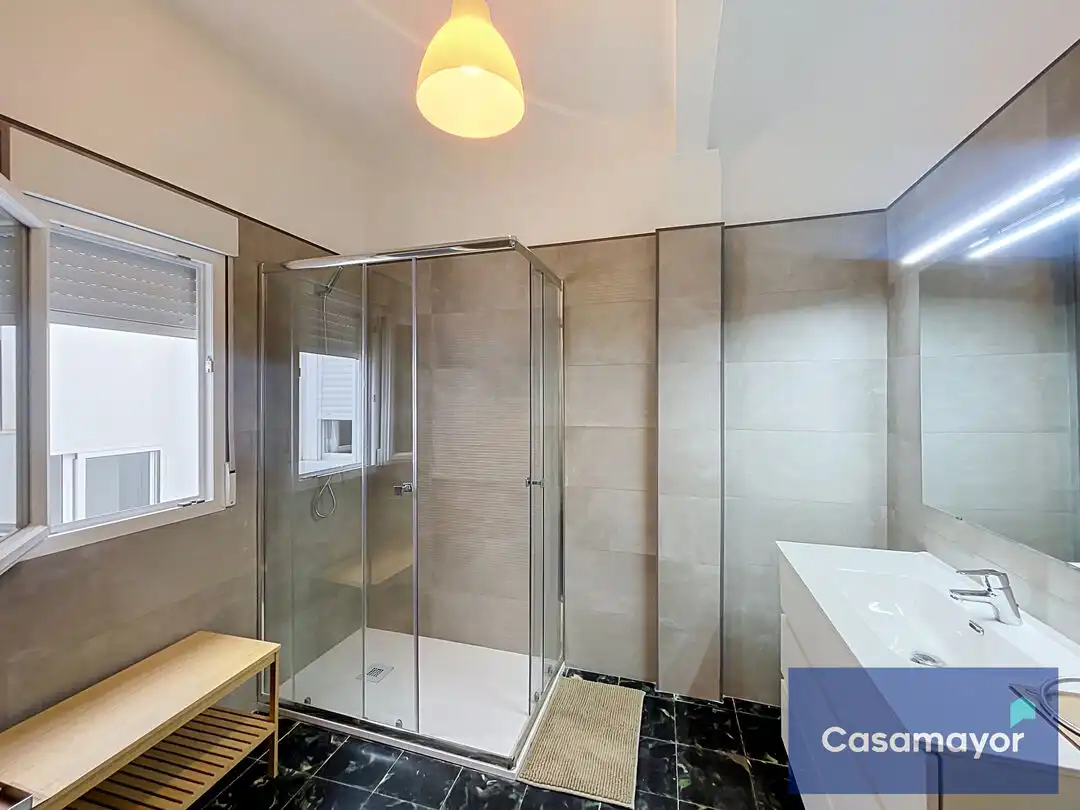 Bathroom of Flat for rent in Alicante / Alacant  with Oven, Washing machine and TV