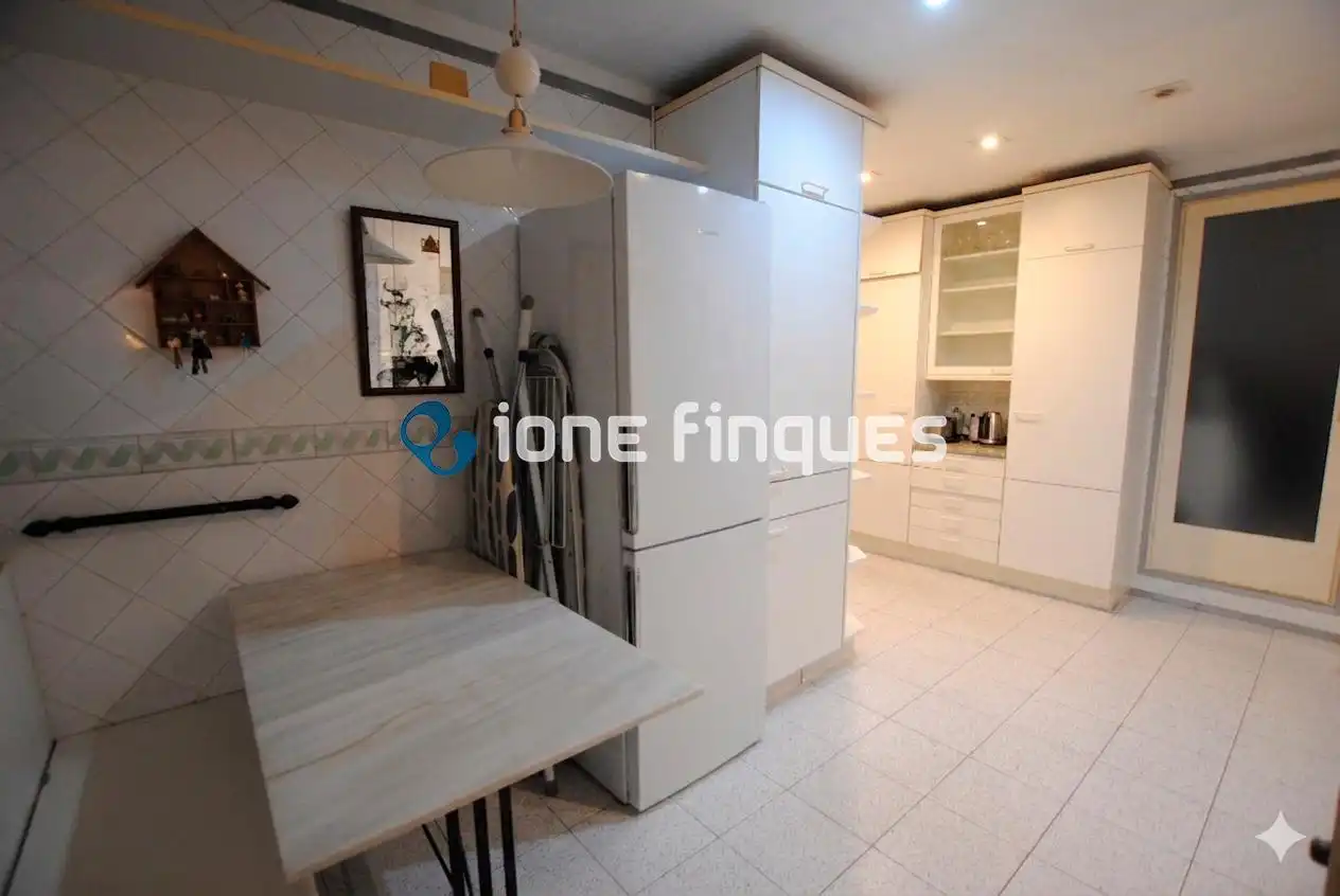 Küche von Wohnung zum Verkauf in Barcelona mit Heizung, Privatgarten und Abstellraum