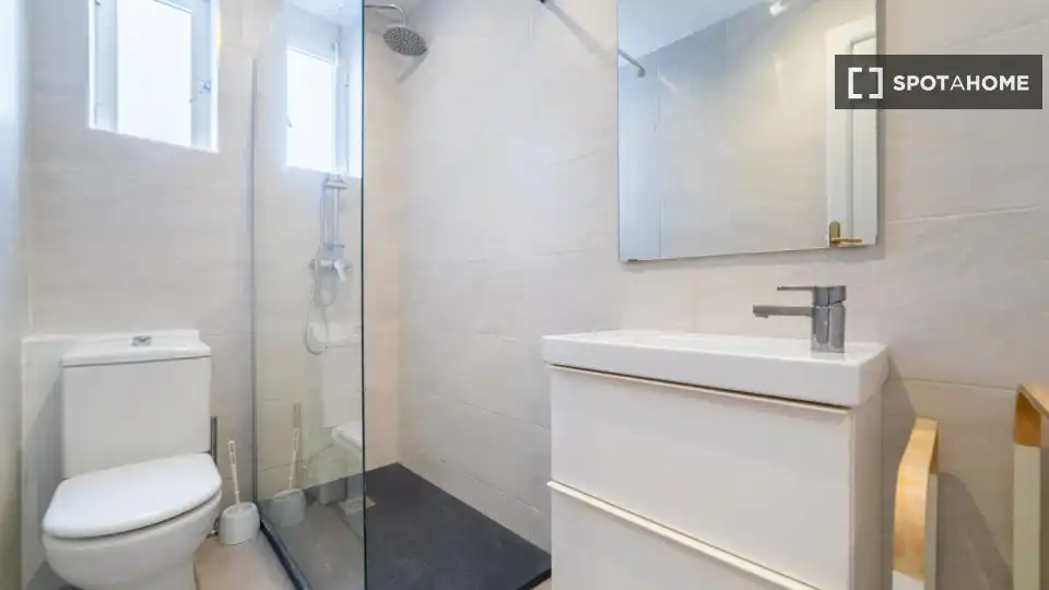 Bathroom of Flat for share in Madrid  with Air Conditioner, Terrace and Furnished