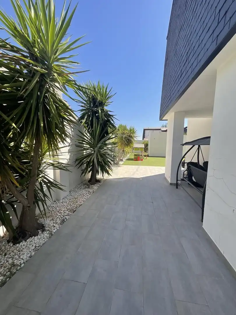Terrassa de Casa o xalet en venda en Linares amb Aire condicionat, Jardí privat i Piscina