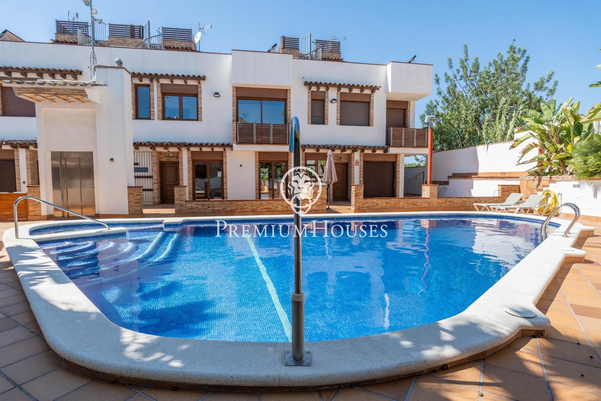 Swimming pool of Single-family semi-detached for sale in Vilanova i la Geltrú  with Air Conditioner, Heating and Private garden