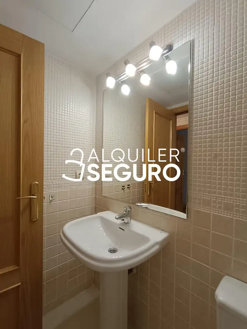 Bathroom of Flat for rent in Parla  with Air Conditioner, Heating and Terrace