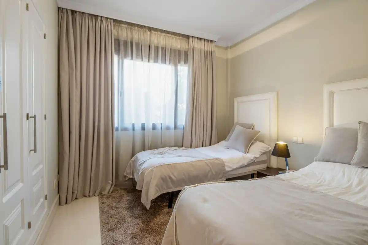 Dormitori de Apartament de lloguer amb opció a compra en Benahavís amb Aire condicionat, Jardí privat i Moblat