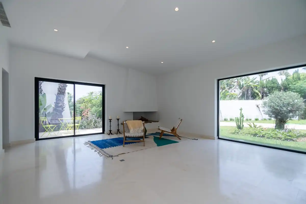 Sala d'estar de Casa adosada en venda en Marbella amb Aire condicionat, Terrassa i Traster