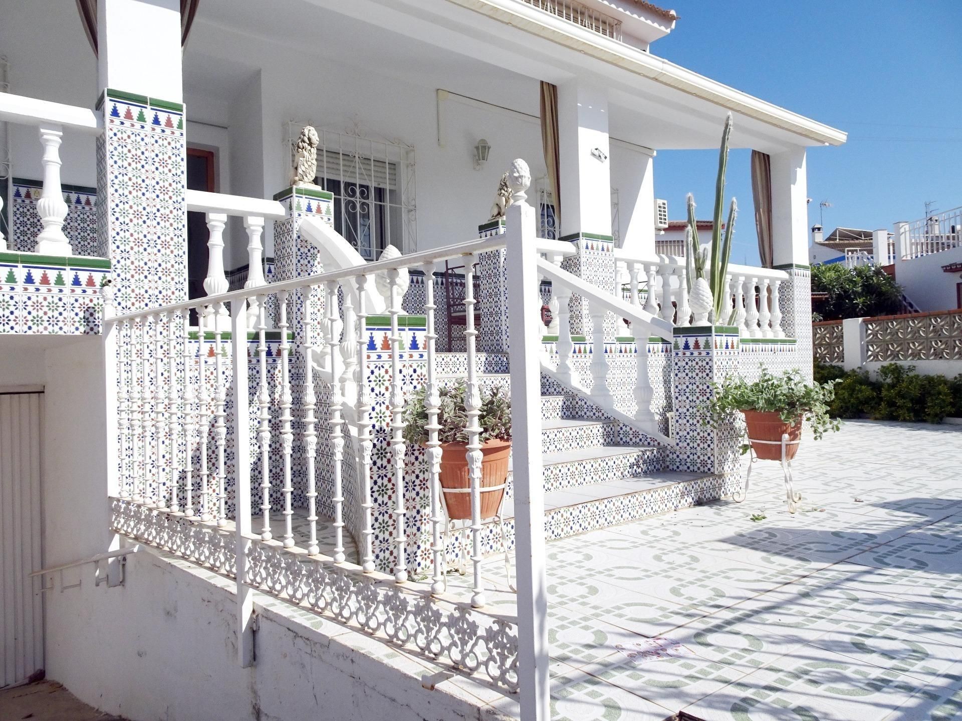 Vista exterior de Casa o xalet en venda en Alhaurín de la Torre amb Aire condicionat, Jardí privat i Piscina