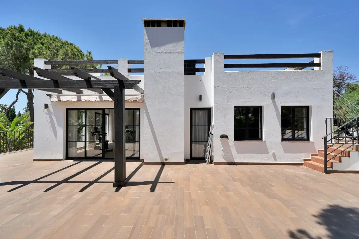 Vista exterior de Casa o xalet en venda en Marbella amb Aire condicionat, Calefacció i Jardí privat