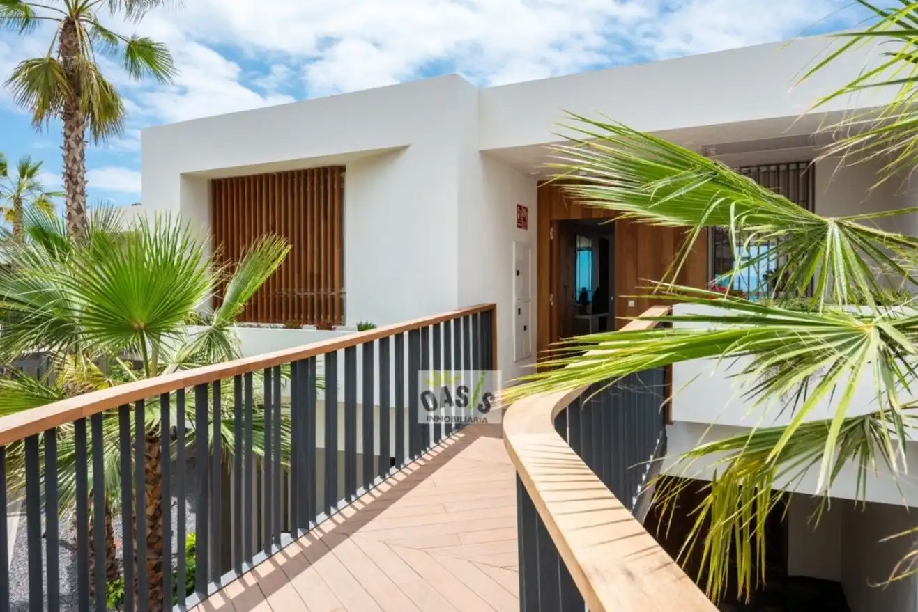 Vista exterior de Casa o xalet en venda en Guía de Isora amb Jardí privat i Terrassa
