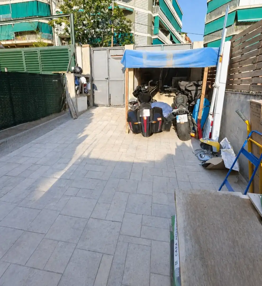 Aparcament de Casa o xalet en venda en Santa Coloma de Gramenet amb Aire condicionat, Calefacció i Jardí privat