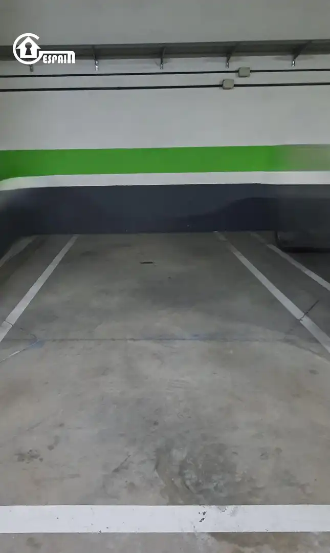 Parking de Piso en venta en Madrid con Aire acondicionado, Calefacción y Jardín privado